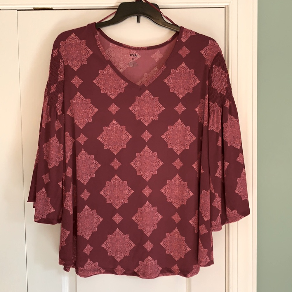 Women’s blouse with rouched sleeves